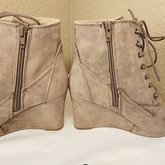 Report- Women’s Tan Poet Shearling Lined Lace-up Size Zip Booties, Size 7 - Picture 9 of 13